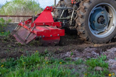 Bahçede toprak yetiştiren traktör. Seçici odaklanma. Doğa.