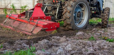 Bahçede toprak yetiştiren traktör. Seçici odaklanma. Doğa.