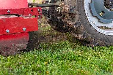 Bahçede toprak yetiştiren traktör. Seçici odaklanma. Doğa.