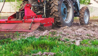 Bahçede toprak yetiştiren traktör. Seçici odaklanma. Doğa.
