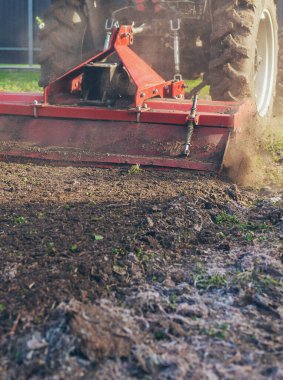 Bahçede toprak yetiştiren traktör. Seçici odaklanma. Doğa.