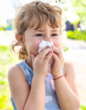 Çiçek açan ağaçlara alerjisi olan bir çocuk. Seçici odaklanma. çocuk.
