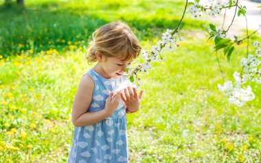 Çiçek açan ağaçlara alerjisi olan bir çocuk. Seçici odaklanma. çocuk.