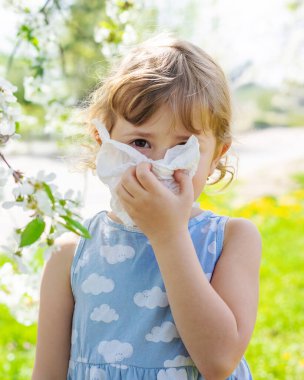 Çiçek açan ağaçlara alerjisi olan bir çocuk. Seçici odaklanma. çocuk.