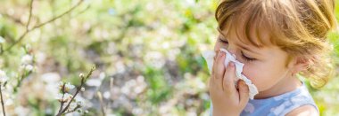 Çiçek açan ağaçlara alerjisi olan bir çocuk. Seçici odaklanma. çocuk.