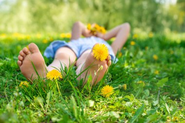 Karahindiba bahçesinde çocuk ayakları. Seçici odaklanma. çocuk,