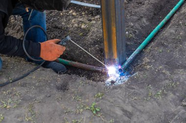 Kaynak işi yapan bir adam. Seçici odaklanma. İnsanlar.