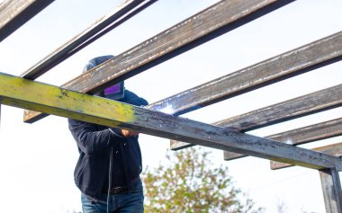 Kaynak işi yapan bir adam. Seçici odaklanma. İnsanlar.