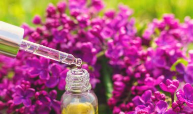 Leylak çiçeği özü ve diyet takviyeleri. Seçici odaklanma. Doğa. kapsüller,