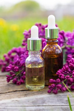 Leylak çiçeği özü ve diyet takviyeleri. Seçici odaklanma. Doğa. kapsüller,