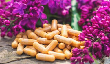 Leylak çiçeği özü ve diyet takviyeleri. Seçici odaklanma. Doğa. kapsüller,