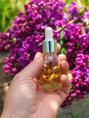 Leylak çiçeği özü ve diyet takviyeleri. Seçici odaklanma. Doğa. kapsüller,