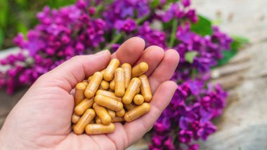 Leylak çiçeği özü ve diyet takviyeleri. Seçici odaklanma. Doğa. kapsüller,