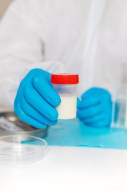 Laboratuvarda sütü inceleyin. Seçici odaklanma. ilaç