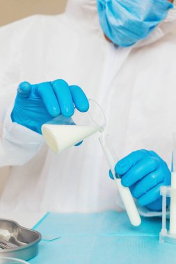 Laboratuvarda sütü inceleyin. Seçici odaklanma. ilaç