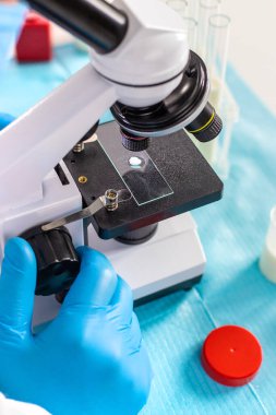 Laboratuvarda sütü inceleyin. Seçici odaklanma. ilaç