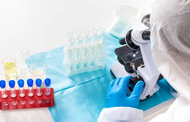 Laboratuvarda sütü inceleyin. Seçici odaklanma. ilaç