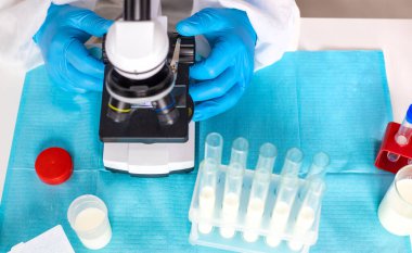 Laboratuvarda sütü inceleyin. Seçici odaklanma. ilaç