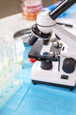 Laboratuvarda sütü inceleyin. Seçici odaklanma. ilaç