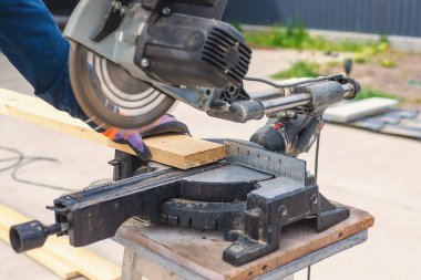 Tahta kesen adam ellerinde. Seçici odaklanma. İnsanlar.