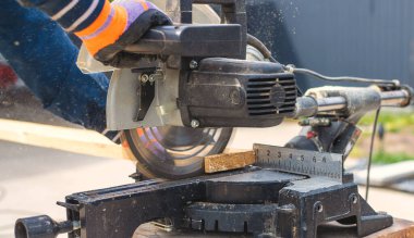 Tahta kesen adam ellerinde. Seçici odaklanma. İnsanlar.