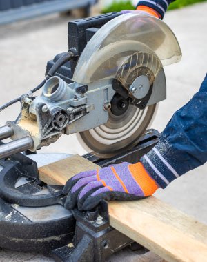 Tahta kesen adam ellerinde. Seçici odaklanma. İnsanlar.