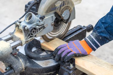 Tahta kesen adam ellerinde. Seçici odaklanma. İnsanlar.