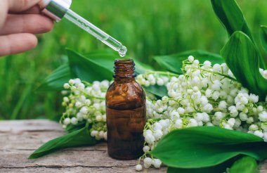 Vadi Zambağı bir şişede özütüyor. Seçici odaklanma. Doğa.