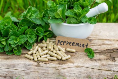 Nane özü, temel yağ ve takviyeler. Seçici odaklanma. Doğa.