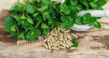 Nane özü, temel yağ ve takviyeler. Seçici odaklanma. Doğa.