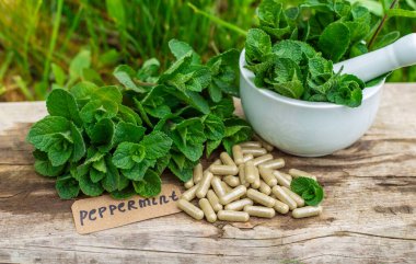 Nane özü, temel yağ ve takviyeler. Seçici odaklanma. Doğa.