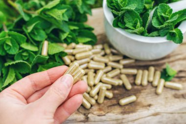 Nane özü, temel yağ ve takviyeler. Seçici odaklanma. Doğa.