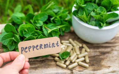 Nane özü, temel yağ ve takviyeler. Seçici odaklanma. Doğa.