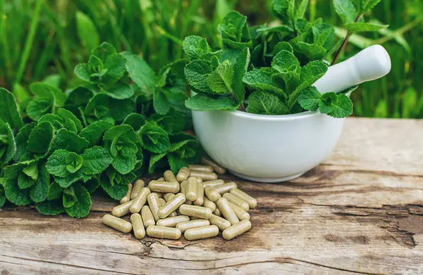 Nane özü, temel yağ ve takviyeler. Seçici odaklanma. Doğa.