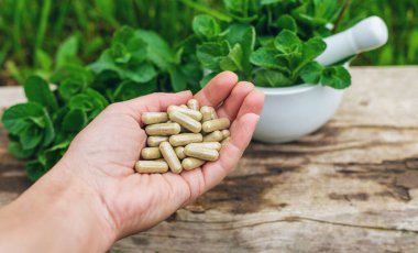 Nane özü, temel yağ ve takviyeler. Seçici odaklanma. Doğa.