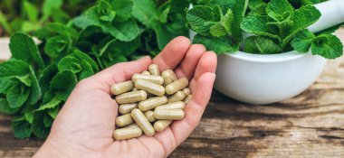 Nane özü, temel yağ ve takviyeler. Seçici odaklanma. Doğa.