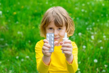 Çocuğun karahindibaya alerjisi var. Seçici odaklanma. Çocuk.