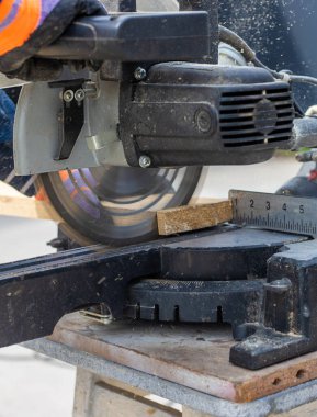 Tahta kesen adam ellerinde. Seçici odaklanma. İnsanlar.