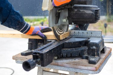 Tahta kesen adam ellerinde. Seçici odaklanma. İnsanlar.