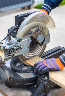 Tahta kesen adam ellerinde. Seçici odaklanma. İnsanlar.