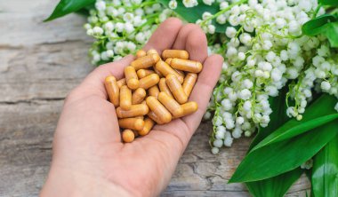 Vadi zambağı ve çiçek takviyesi. Seçici odaklanma. Doğa.