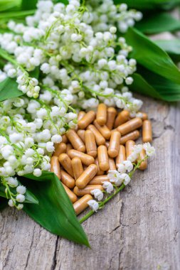 Vadi zambağı ve çiçek takviyesi. Seçici odaklanma. Doğa.