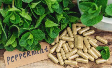 Nane özü, temel yağ ve takviyeler. Seçici odaklanma. Doğa.