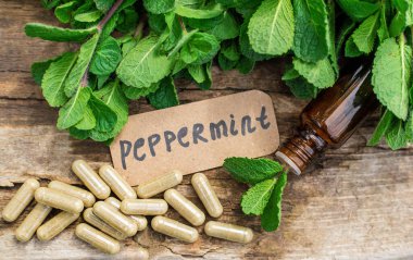 Nane özü, temel yağ ve takviyeler. Seçici odaklanma. Doğa.