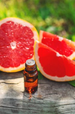 Şişedeki greyfurt yağı. Seçici odaklanma. Doğa.