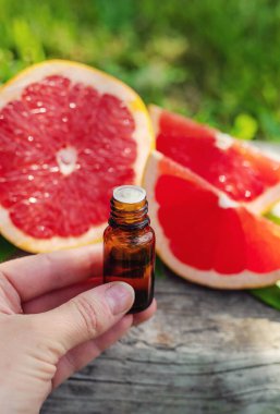 Şişedeki greyfurt yağı. Seçici odaklanma. Doğa.