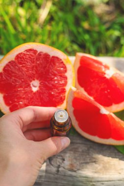 Şişedeki greyfurt yağı. Seçici odaklanma. Doğa.