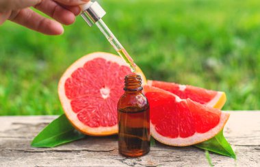 Şişedeki greyfurt yağı. Seçici odaklanma. Doğa.