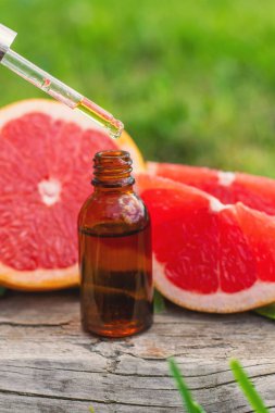 Şişedeki greyfurt yağı. Seçici odaklanma. Doğa.