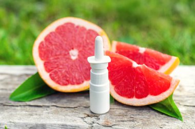 Şişedeki greyfurt yağı. Seçici odaklanma. Doğa.
